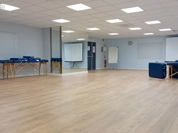 Local d'activité 136 m² 