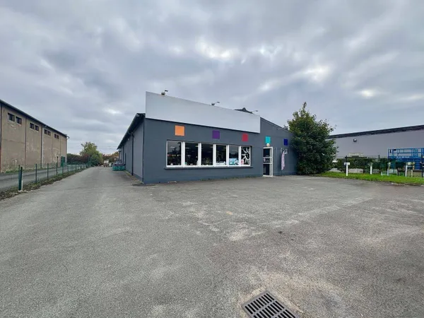 Local d'activité 517 m² 