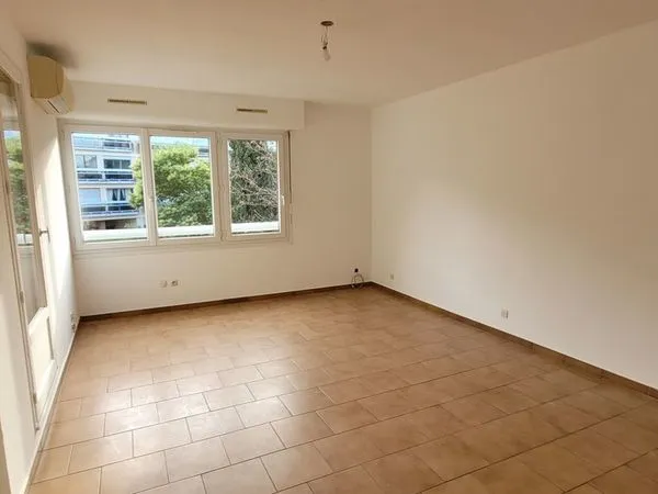 Faire tout à pied, tel est l'atout majeur de cet appartement de type 3 qui se trouve au calme, expo 