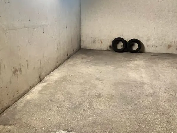 Large place parking Paris 18 