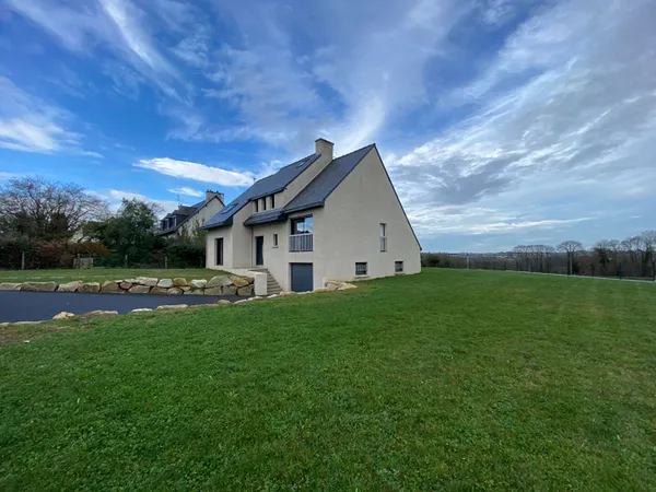 Maison spacieuse à vendre à Saint Carne - 8 pièces, 5 chambres 2000m² proche Dinan. 