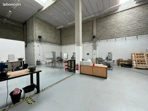 Local d'activité 359 m² 