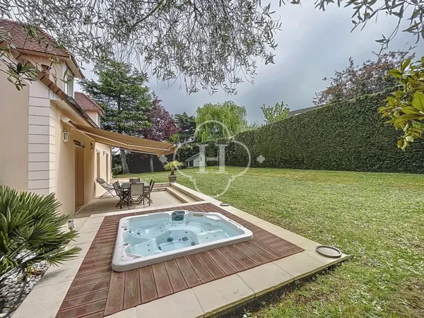Aigremont - Belle maison 8 Pièces de 168 M² avec jardin