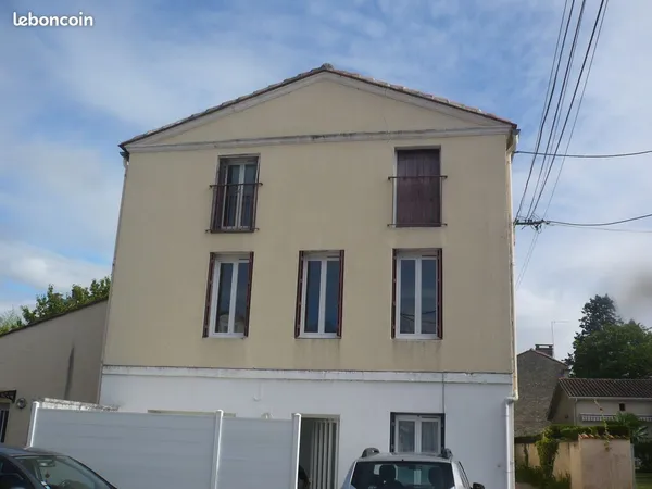 Grand T 2 de 45 m2 avec cour,terrasse et parking 