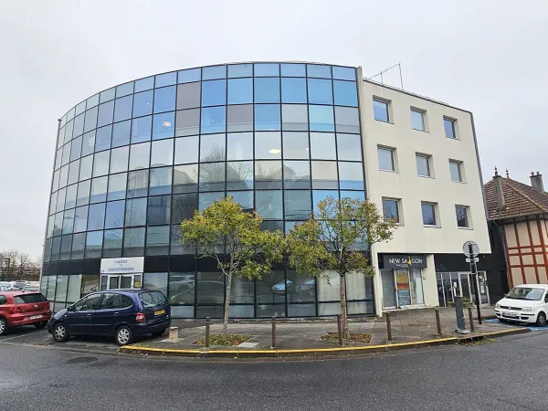 AU PIED DU RER A - Espace Bureaux 170m2 - Rénové - Tout confort - Climatisation - Proximité 