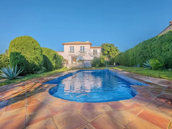 VILLA PROVENCALE AU CALME PROCHE DU CENTRE ET DE LA PLAGE 