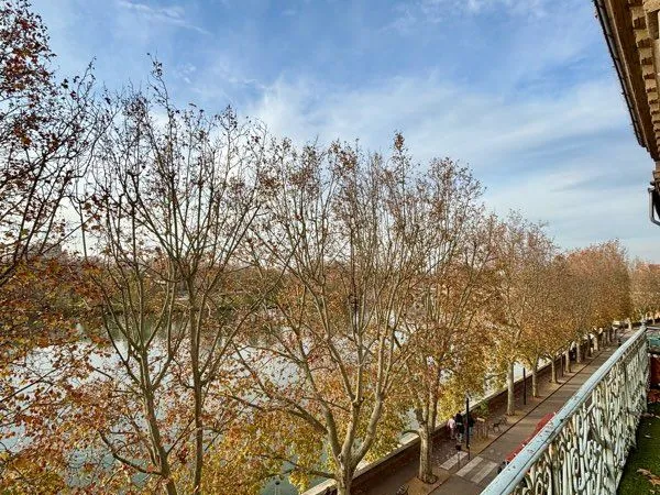 Quai de Tounis - Dernier étage, Duplex haussmannien rénové avec stationnement et ascenseur 