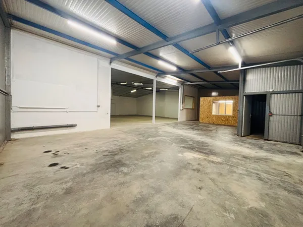 Immobilier professionnel Location Cessey  283m² 750€