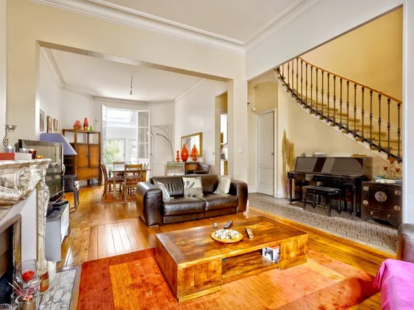Bordeaux -Maison annee 30 - 255m² jardin - stationnement - cave - studio 37m² 