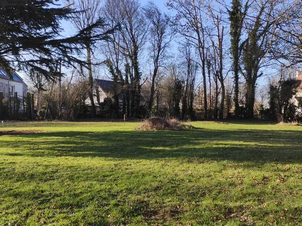 Très beau terrain constructible de 1645 m² à Sainte Croix sur Mer 