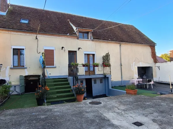 MAISON LAROCHE 2/3 CHAMBRES 95M2 ENVIRON,DEPENDANCE 64M2,GAR 