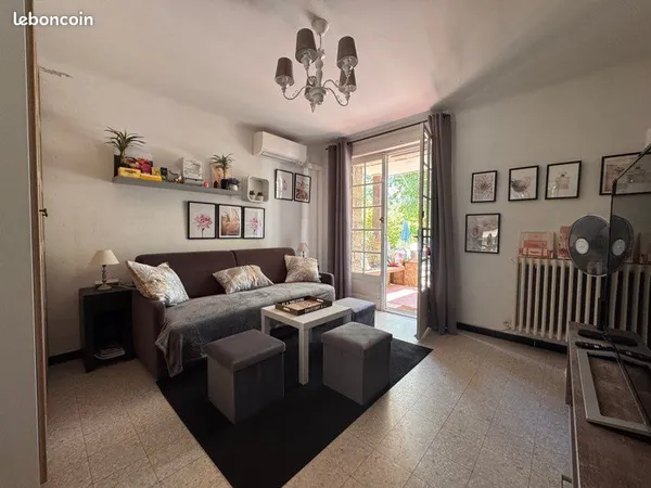Appartement séjour + 2 chambres en rez-de-villa 