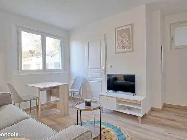 Studio 1 pièce 17 m² 