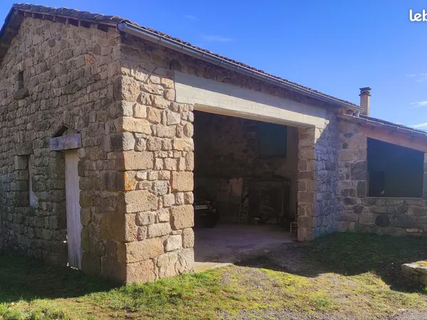 Maison de pays en pierre - Toitures neuves - Fort potentiel d'aménagement 