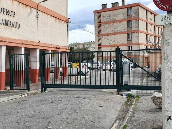 Garage 17M² portail sécurisé 