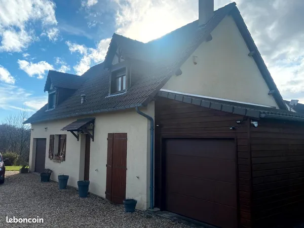 Maison individuelle avec jardin, terrasse et parking extérieur 