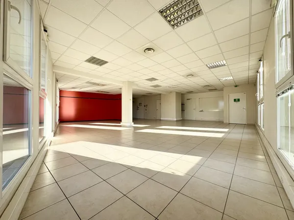 NIMES / KILOMETRE DELTA - LOCAL PROFESSIONEL/COMMERCIAL 161. 