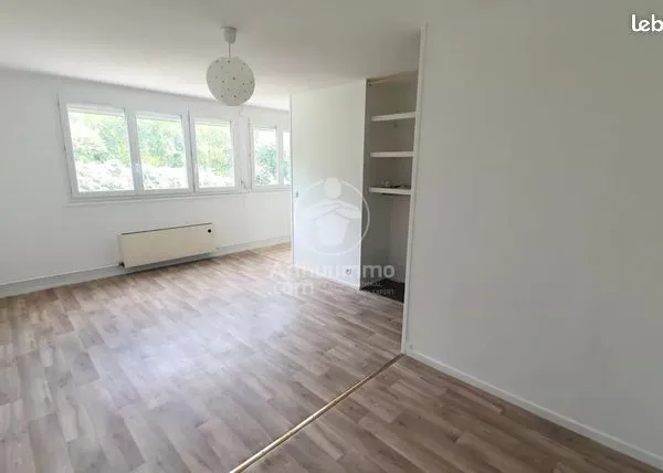 Studio 1 pièce 30 m² 