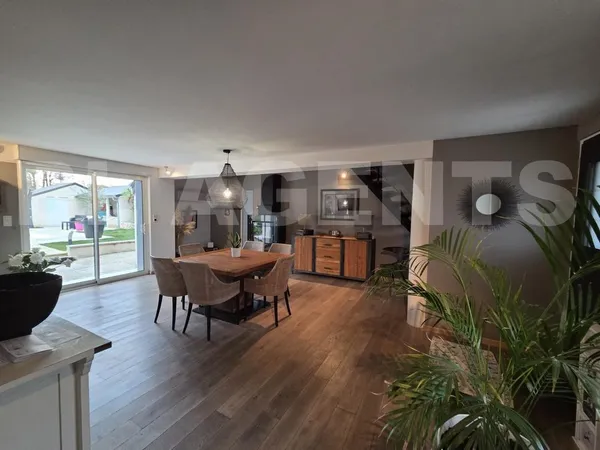 Maison d'exception avec piscine chauffée et garage 