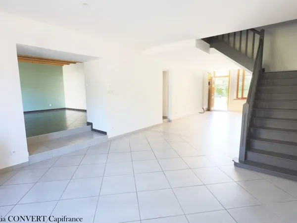 Maison familiale 5 chambres, 211m², terrain 511m² avec ses pierres charmantes 