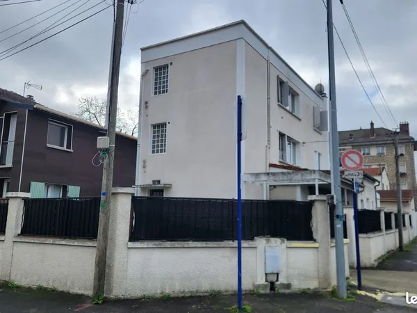 IMMEUBLE DE RAPPORT - IDEAL INVESTISSEUR - 7 appartements loués + un garage + un jardin 