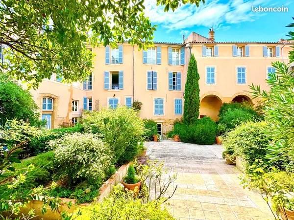 Aix centre, grand appartement avec 2 terrasses, ascenseur et parking 