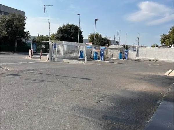 Lavage automobile / restauration rapide / espaces publicitaires 