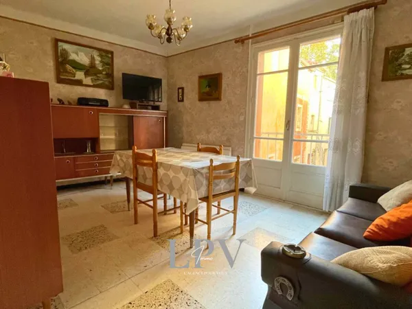 Maison de village à rénover avec garage et terrasse Vue su 