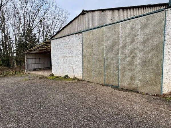 Hangar entrepôt couvert et ferme sol béton pour stockage place d'hivernage portail à l'entrée 