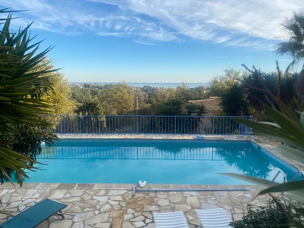 Propriété d'exception avec magnifique vue mer, piscine et dépen 