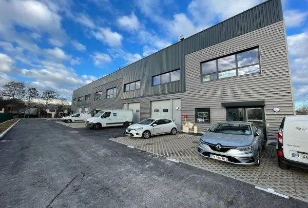 Local d'activité 1174 m² 