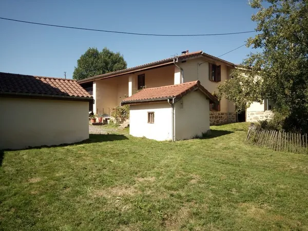 Ferme rénovée 130m2 avec dépendances et garage 