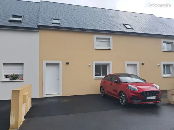 Maison récente avec Parking et Jardinet 