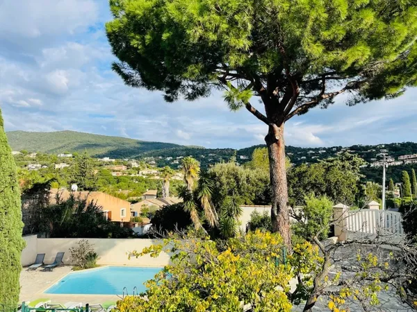 BELLE VILLA DE 205 M² + APPARTEMENT INDÉPENDANT DE 32 M² AVEC PISCINE AU CALME À 800 M DE LA 
