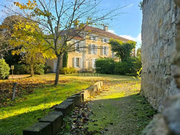 Magnifique propriété 12 pièces, 7 chambres et un appartement 