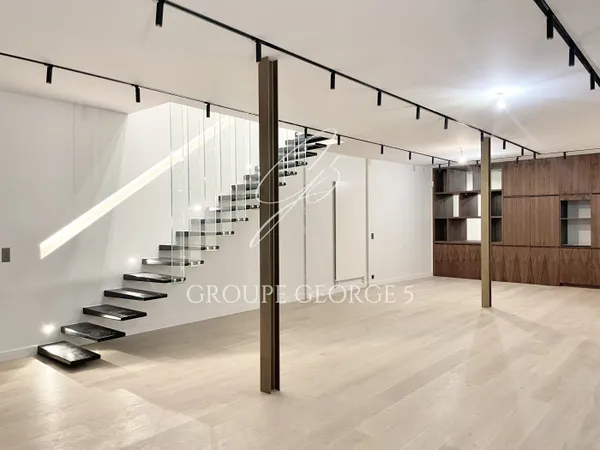 Paris 18 eme - Atelier en duplex. 3 ch. Parfait état. comm 