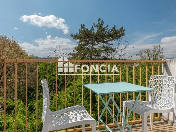 Grand T4 84m² traversant avec balcon sans vis-à-vis dans résidence - parking - cave 