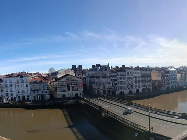 Vue unique à 180° sur la Nive et les Pyrénées - T3 de Prestige (100 m²) 