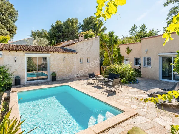 Propriété à vendre à La Ciotat compsée d'une maison de 5 pièces avec piscine et deux 