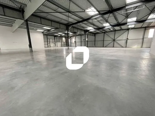 Local d'activité 3925 m² 