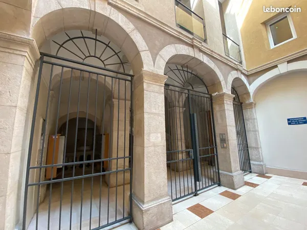Grenoble hypercentre studio entièrement rénové dans immeuble qualitatif 