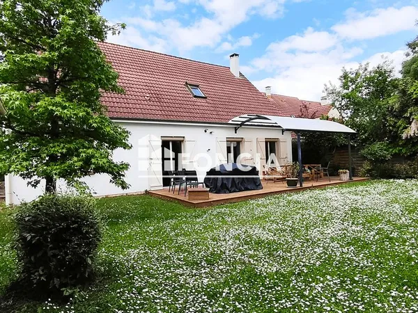 Élégante demeure familiale avec suite parentale et double garage dans un écrin de verdure 