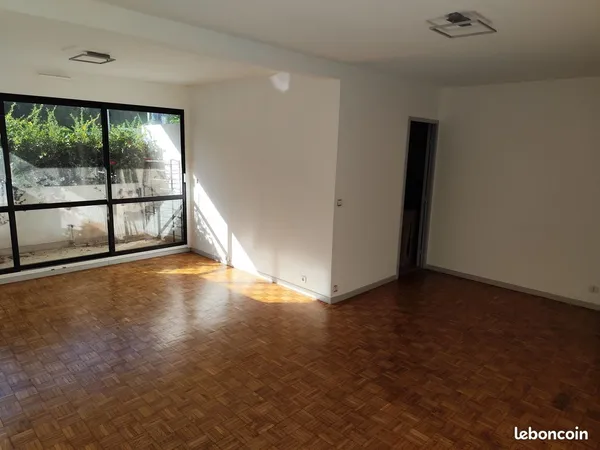 T2/3 entièrement rénové + garage + terrasse + cave 