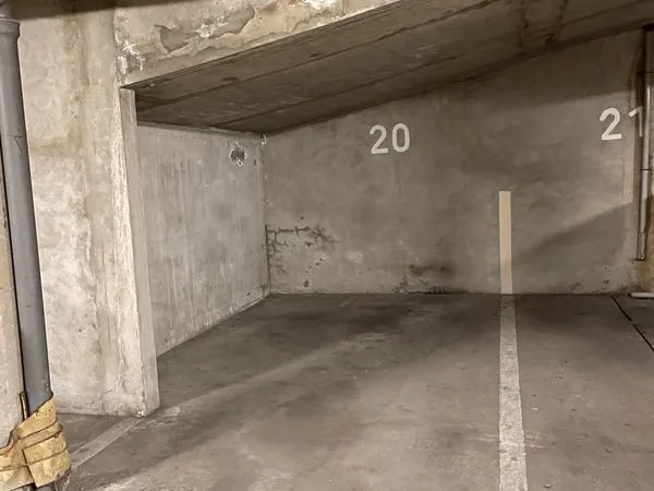 Place parking à 2 min à pied du métro 