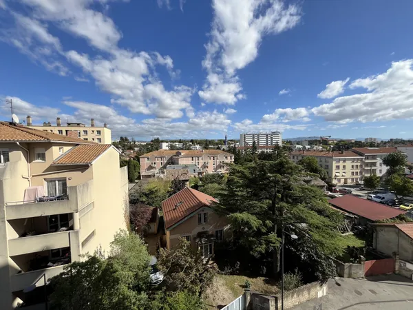 Appartement T3 de 72 m2 avec terrasse et garage. 
