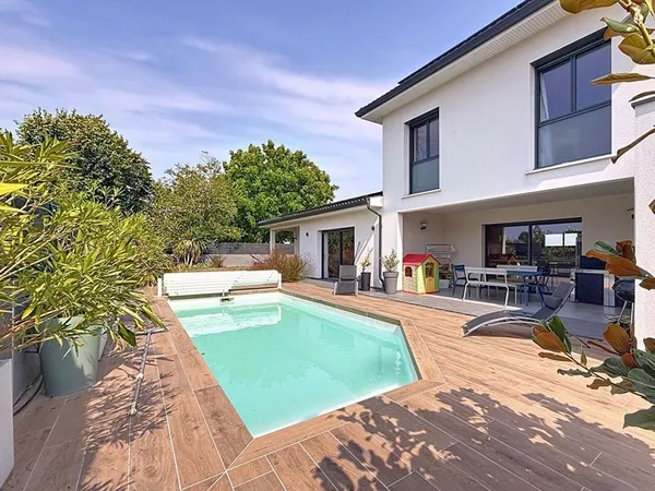 Villa T6 avec piscine, garage et jardin clôturé 