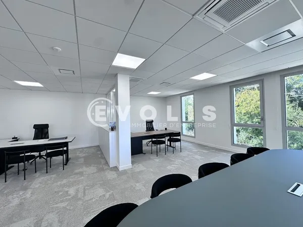 Locaux commerciaux - A LOUER - 675 m² divisibles à partir de 191 m² 
