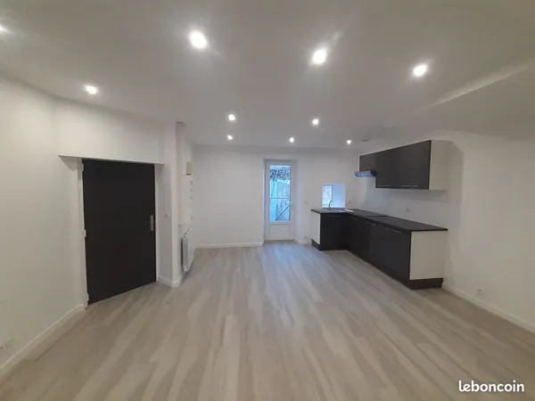 APPARTEMENT T3 55 m² COUR 48 M² 