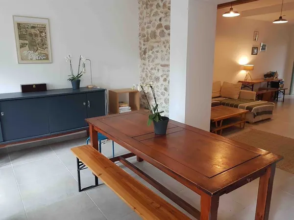 Charmante maison avec deux appartements et jardin avec piscine 
