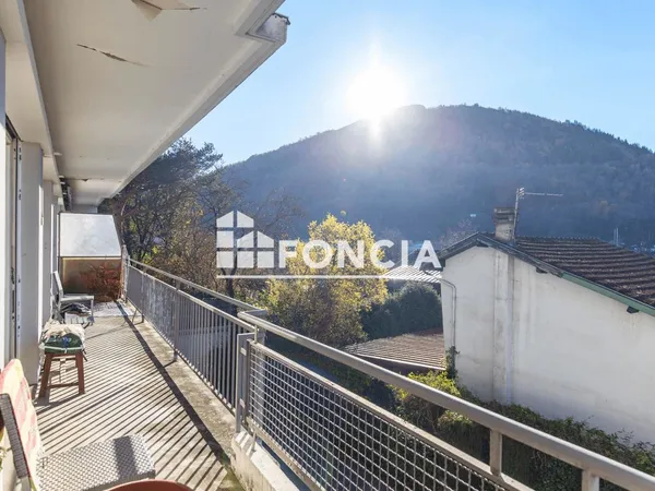 Spacieux T4 avec une cave, un garage, et un balcon vue montagnes au centre de Lourdes 